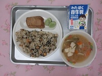 5月22日(木)　★2年生そら豆のさやむき