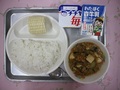 7月6日(月)　★1年生とうもろこしの皮むき